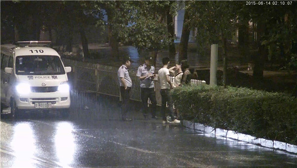 1524809294887495.jpg 民警雨中對(duì)戴眼鏡、白T恤男及女孩進(jìn)行盤查.jpg