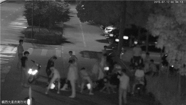 1524809518296627.jpg 打砸摩托車.jpg