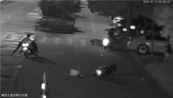 1524809603397406.jpg 看到警車來了逃跑.jpg