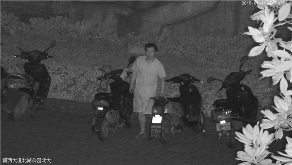 1524809759477961.jpg 嫌疑男子在被盜電動車旁邊觀察.jpg