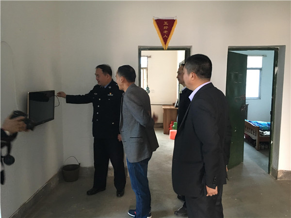 1524811823526743.jpg 各位領(lǐng)導(dǎo)視察各位孤寡老人在敬老院的生活.jpg