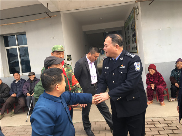 1524811859102246.jpg 保安支隊(duì)支隊(duì)長周鳴慰問敬老院老人.jpg