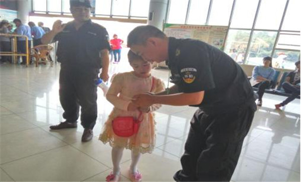 1525685020619959.jpg 封面圖--2.彭小夫幫助孩子拔打家長電話.jpg